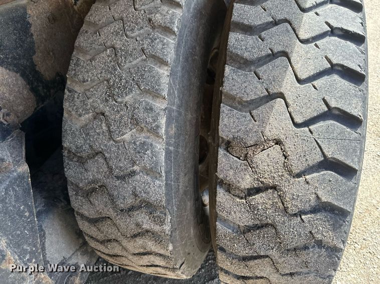 image for item EB2774 2004 Peterbilt 320 refuse truck