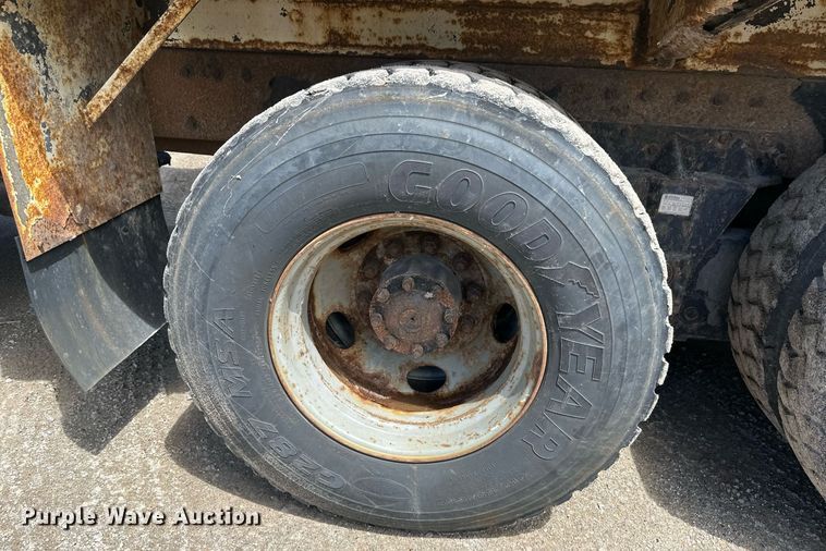 image for item EB2774 2004 Peterbilt 320 refuse truck