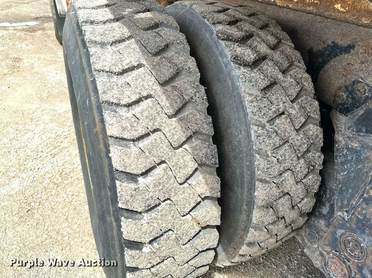 image for item EB2774 2004 Peterbilt 320 refuse truck