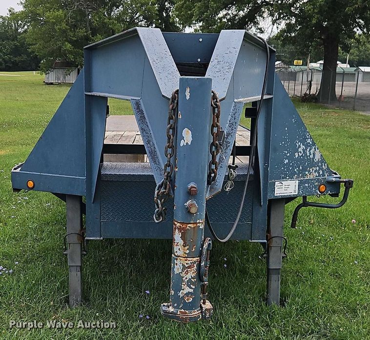 image for item EB8176 2000 L&L flatbed trailer