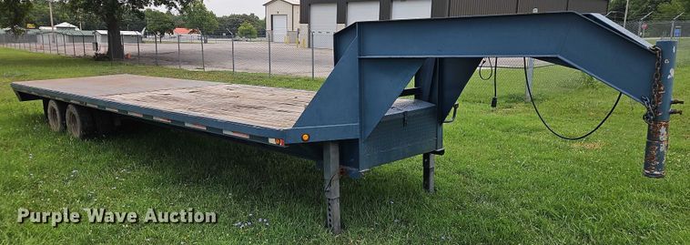 image for item EB8176 2000 L&L flatbed trailer