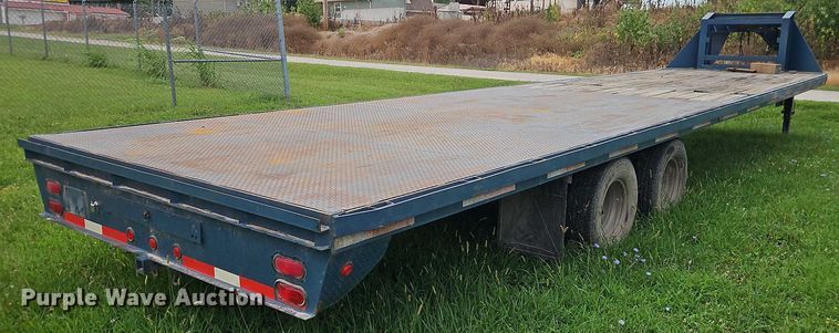 image for item EB8176 2000 L&L flatbed trailer
