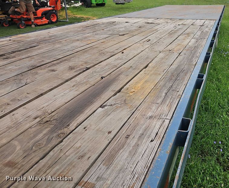 image for item EB8176 2000 L&L flatbed trailer