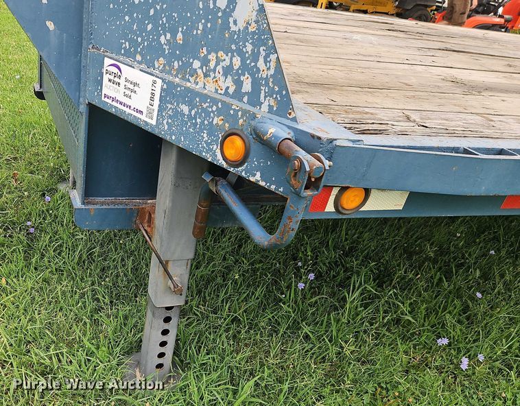 image for item EB8176 2000 L&L flatbed trailer