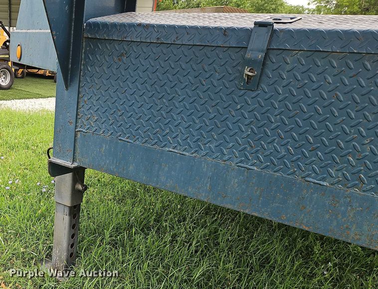 image for item EB8176 2000 L&L flatbed trailer