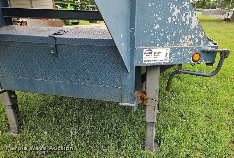 image for item EB8176 2000 L&L flatbed trailer