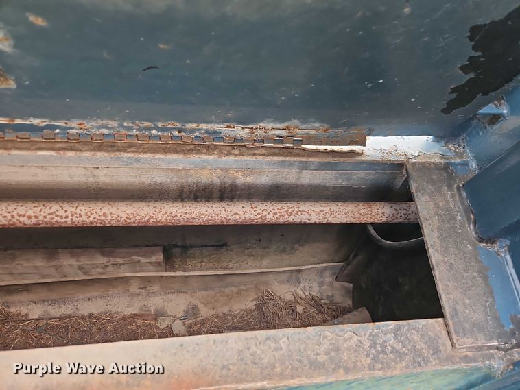 image for item EB8176 2000 L&L flatbed trailer