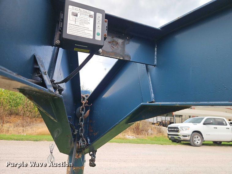 image for item EB8176 2000 L&L flatbed trailer