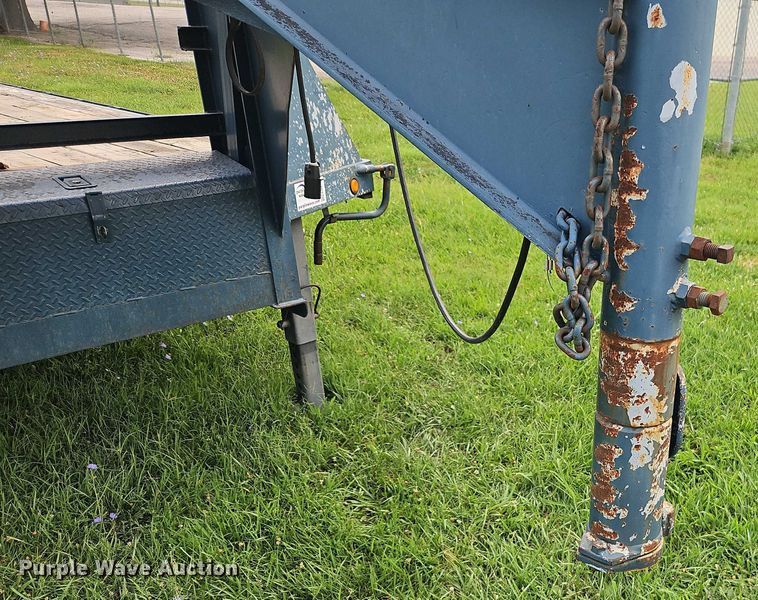 image for item EB8176 2000 L&L flatbed trailer