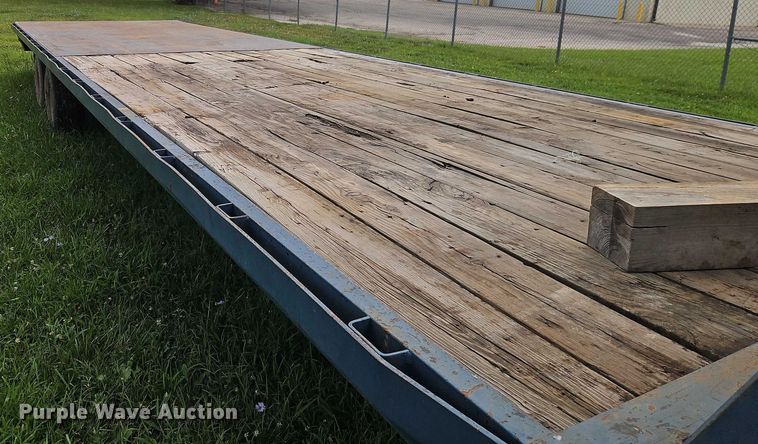 image for item EB8176 2000 L&L flatbed trailer