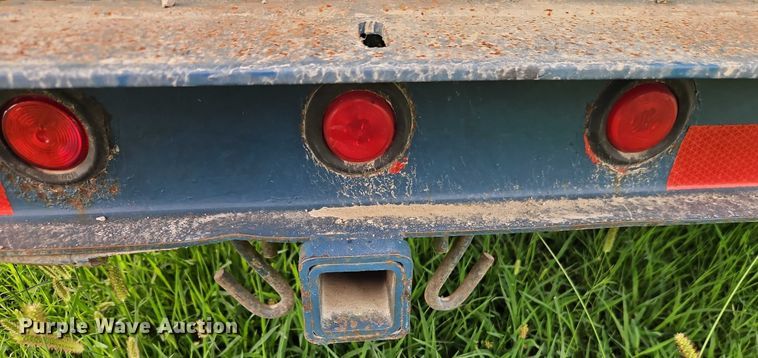 image for item EB8176 2000 L&L flatbed trailer