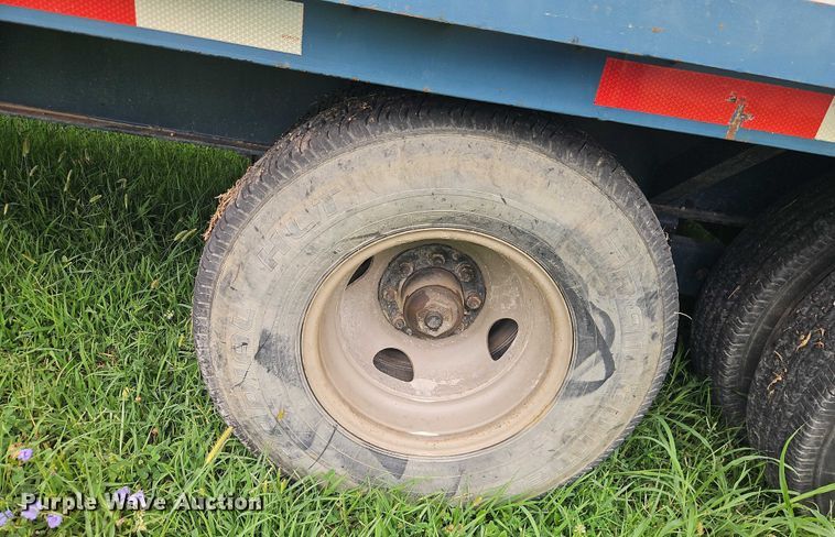 image for item EB8176 2000 L&L flatbed trailer