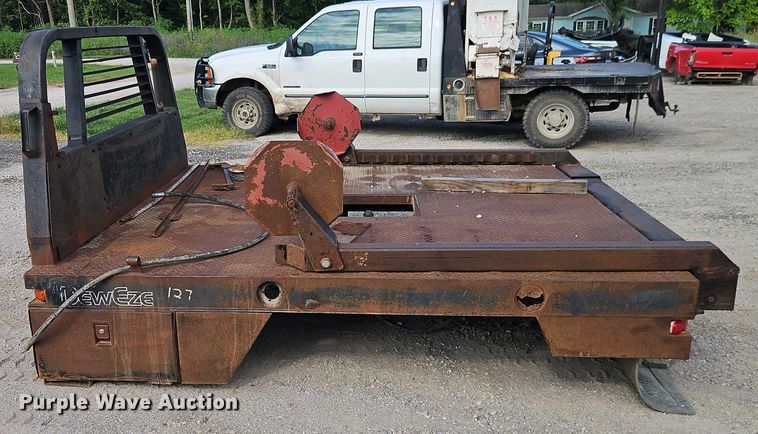 image for item EB8177 DewEze hydraulic bale bed