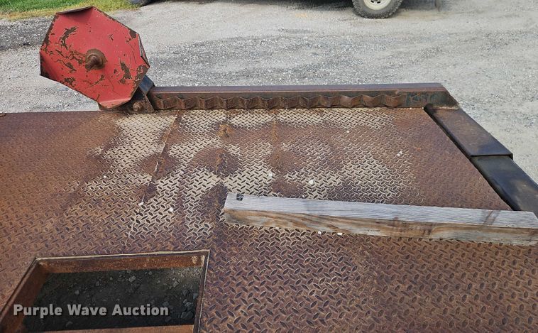 image for item EB8177 DewEze hydraulic bale bed