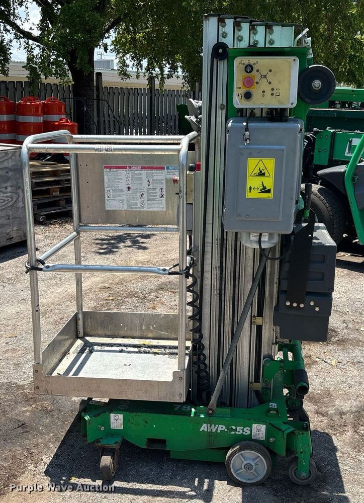 image for item EC3765 2016 Genie AWP-25S vertical lift