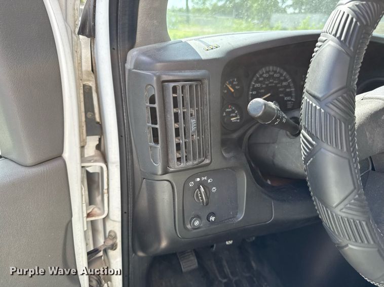 image for item ED4380 2005 Chevrolet Express 3500 box truck