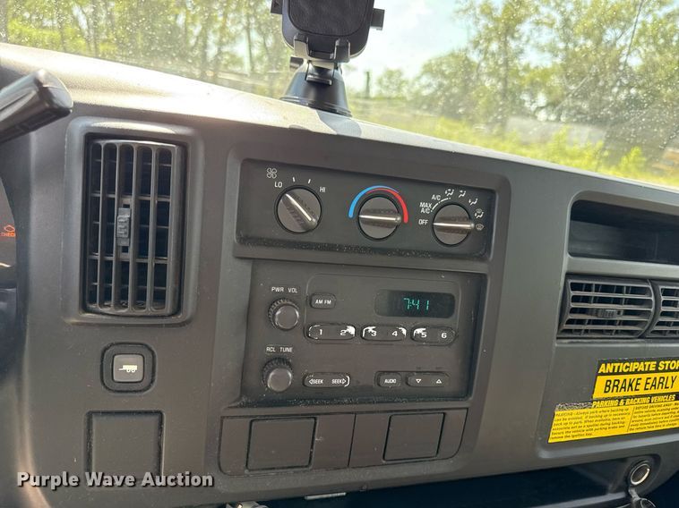 image for item ED4380 2005 Chevrolet Express 3500 box truck