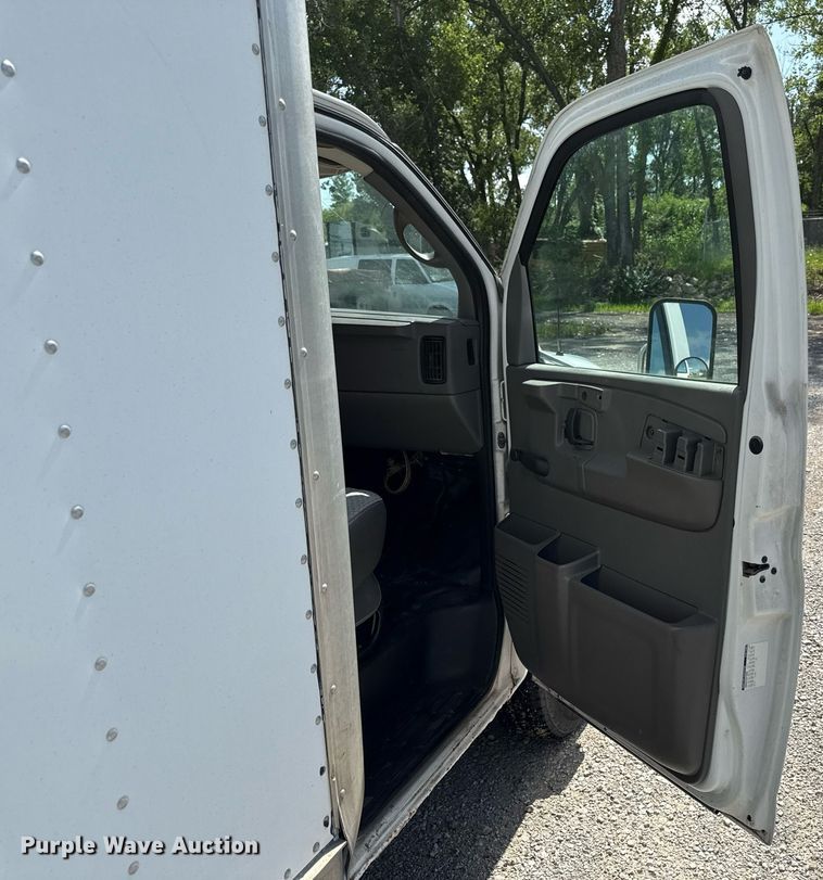 image for item ED4380 2005 Chevrolet Express 3500 box truck