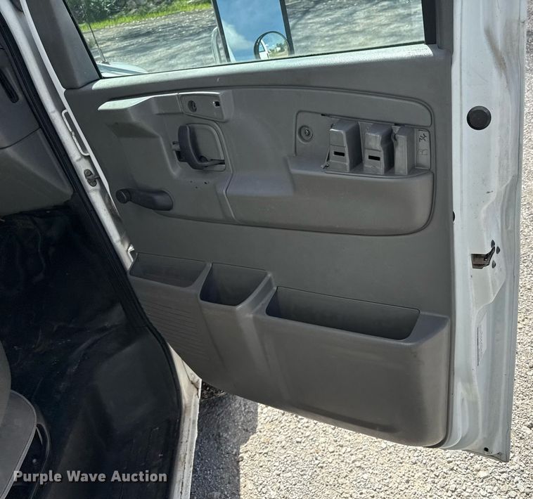 image for item ED4380 2005 Chevrolet Express 3500 box truck