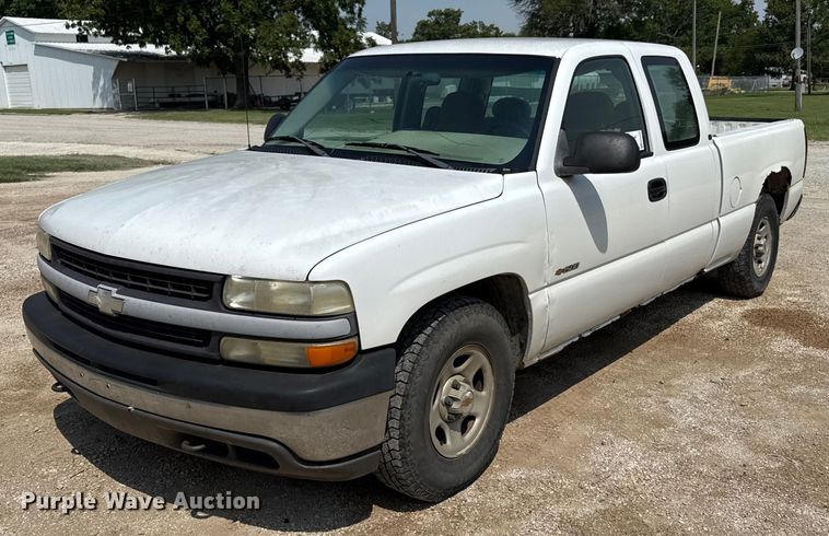 image for item ED4450 2002 Chevrolet Silverado Ext. Cab pickup truck