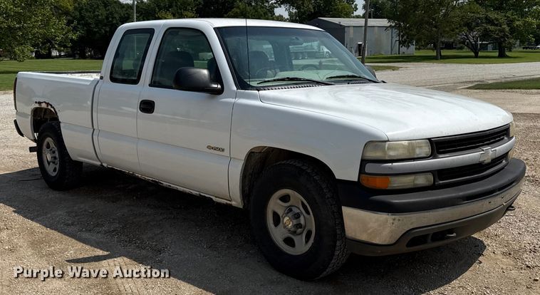 image for item ED4450 2002 Chevrolet Silverado Ext. Cab pickup truck