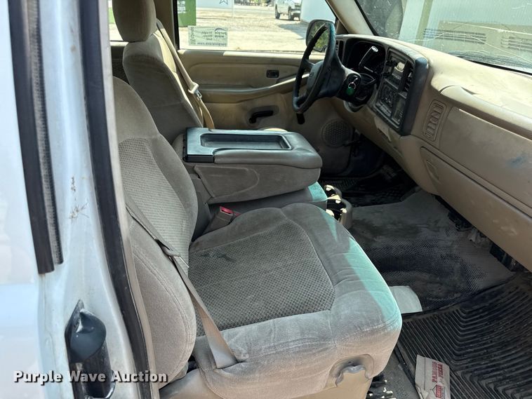 image for item ED4450 2002 Chevrolet Silverado Ext. Cab pickup truck