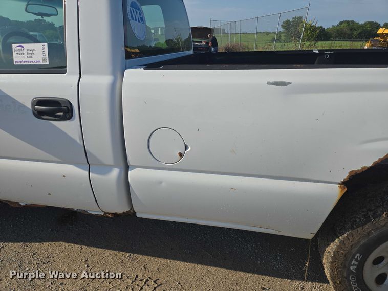 image for item EF1804 2007 GMC Sierra 1500 SL  pickup truck