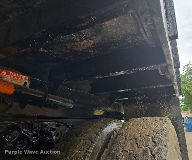 image for item EF1847 2001 Ford  F550 Super Duty XL dump flatbed truck