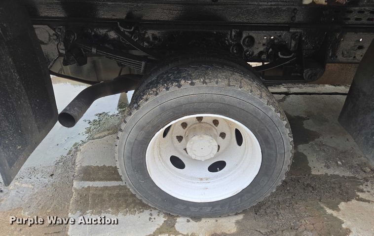 image for item EF1847 2001 Ford  F550 Super Duty XL dump flatbed truck