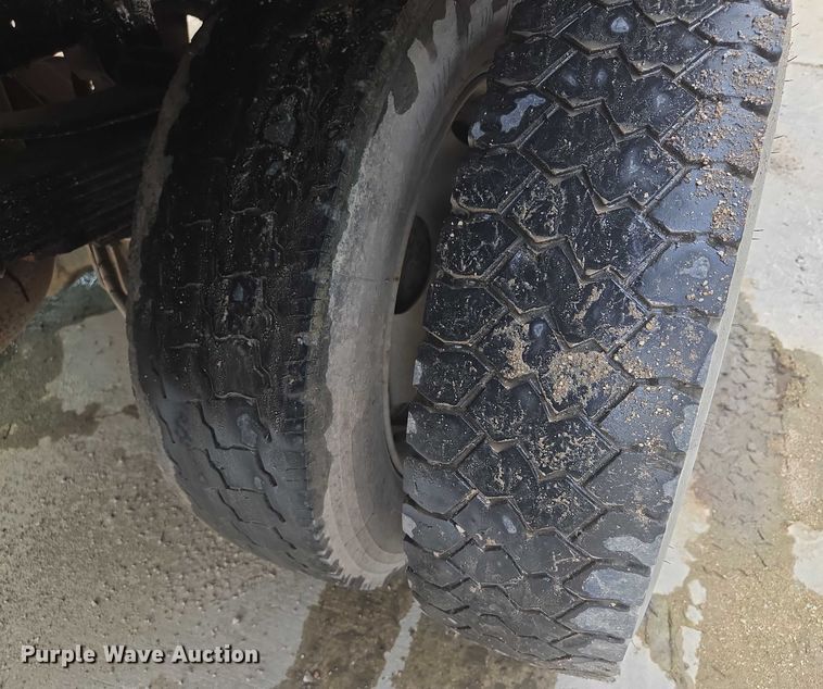 image for item EF1847 2001 Ford  F550 Super Duty XL dump flatbed truck