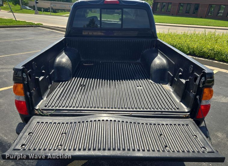 image for item EF1875 2002 Toyota Tacoma Double Cab pickup truck