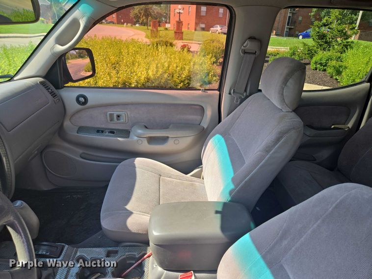 image for item EF1875 2002 Toyota Tacoma Double Cab pickup truck