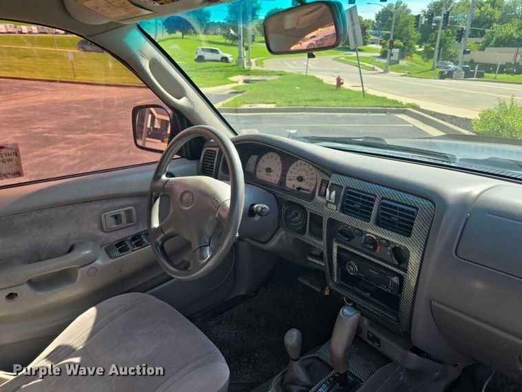 image for item EF1875 2002 Toyota Tacoma Double Cab pickup truck