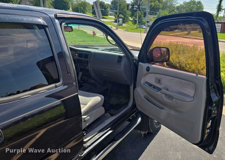 image for item EF1875 2002 Toyota Tacoma Double Cab pickup truck