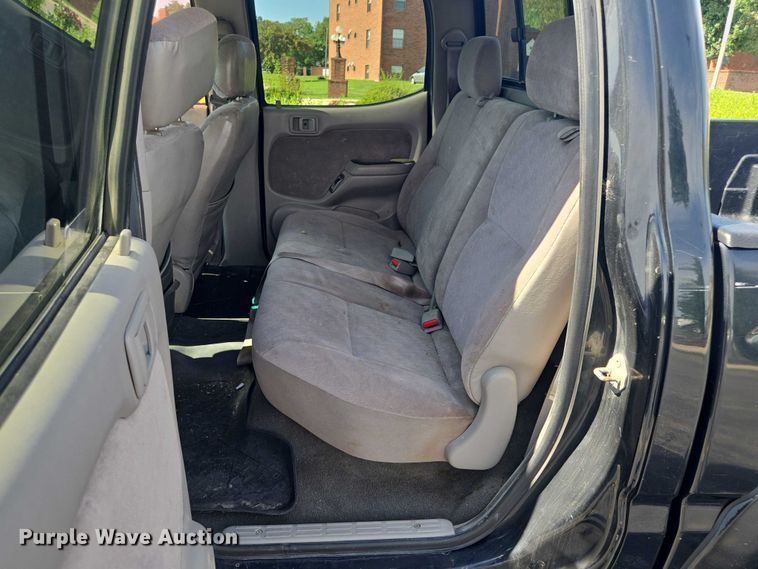 image for item EF1875 2002 Toyota Tacoma Double Cab pickup truck