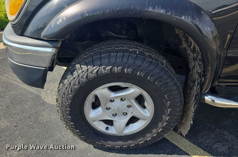 image for item EF1875 2002 Toyota Tacoma Double Cab pickup truck