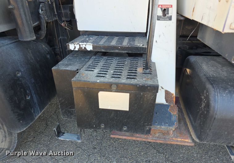 image for item EF3635 2000 Chevrolet T6500 bucket truck