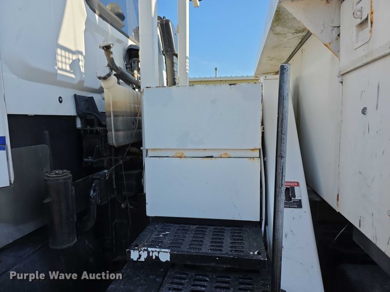 image for item EF3635 2000 Chevrolet T6500 bucket truck