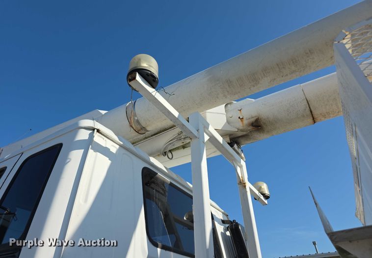 image for item EF3635 2000 Chevrolet T6500 bucket truck