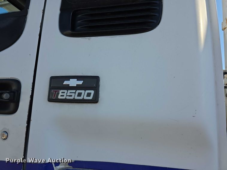 image for item EF3635 2000 Chevrolet T6500 bucket truck