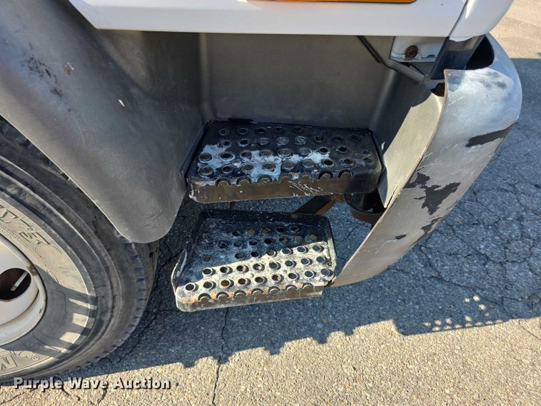 image for item EF3635 2000 Chevrolet T6500 bucket truck