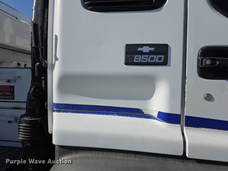 image for item EF3635 2000 Chevrolet T6500 bucket truck