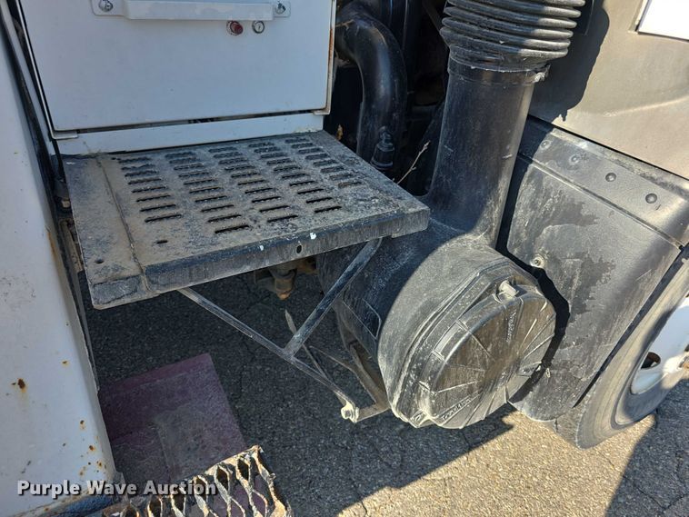 image for item EF3635 2000 Chevrolet T6500 bucket truck