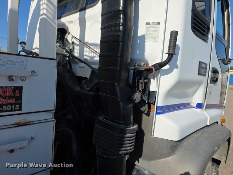 image for item EF3635 2000 Chevrolet T6500 bucket truck