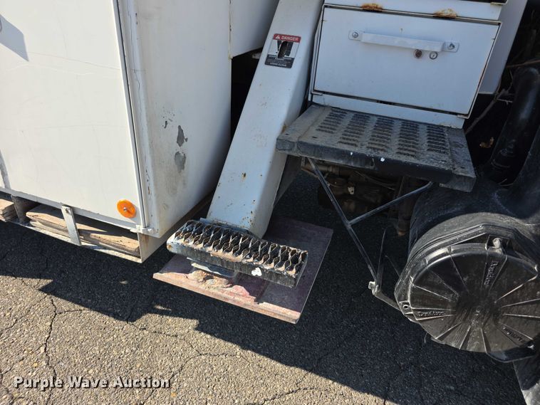 image for item EF3635 2000 Chevrolet T6500 bucket truck