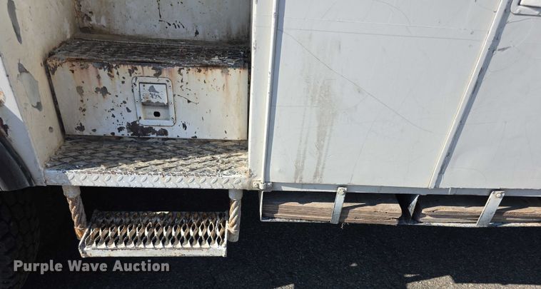 image for item EF3635 2000 Chevrolet T6500 bucket truck