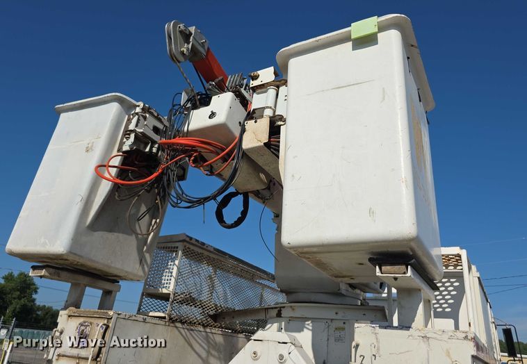 image for item EF3635 2000 Chevrolet T6500 bucket truck