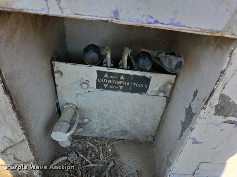 image for item EF3635 2000 Chevrolet T6500 bucket truck