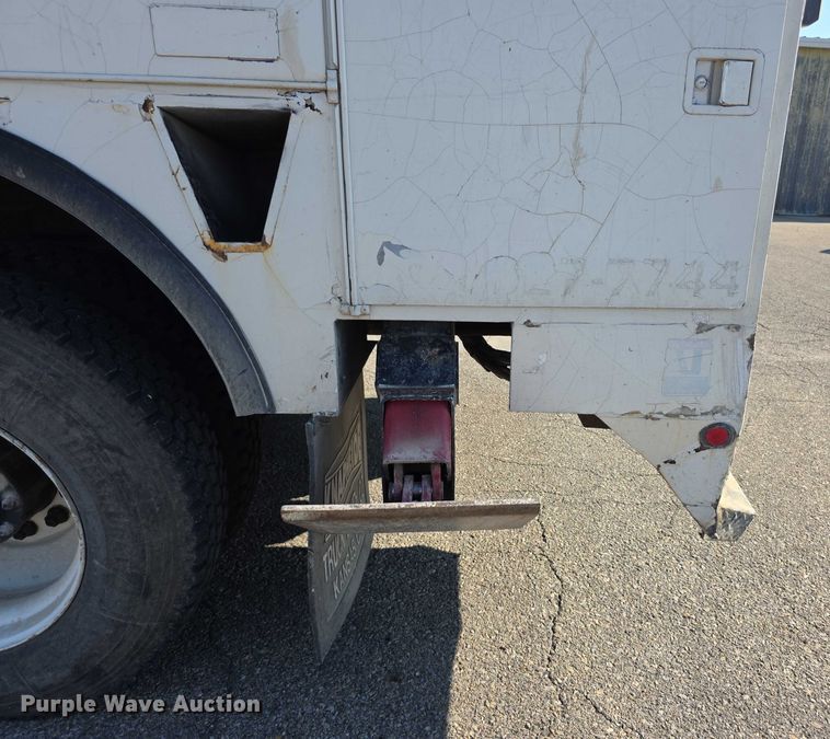 image for item EF3635 2000 Chevrolet T6500 bucket truck