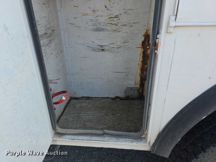 image for item EF3635 2000 Chevrolet T6500 bucket truck